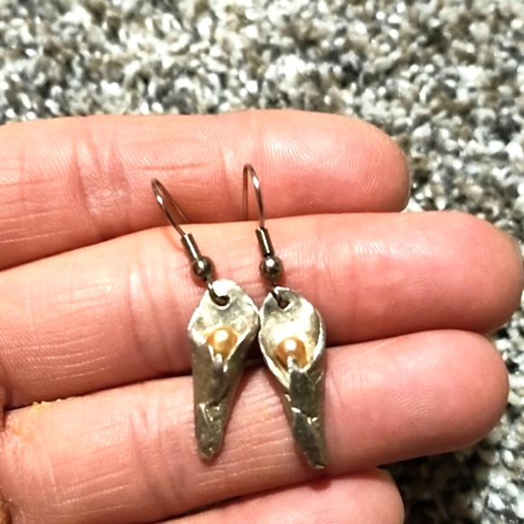 VINTAGE SILVER-TONE LILIES AND IVORY FAUX PEARL DROP HOOK 1.1" EARRINGS - Picture 4 of 7